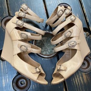 Chloe Strappy Multi Buckle Wedge Samdal